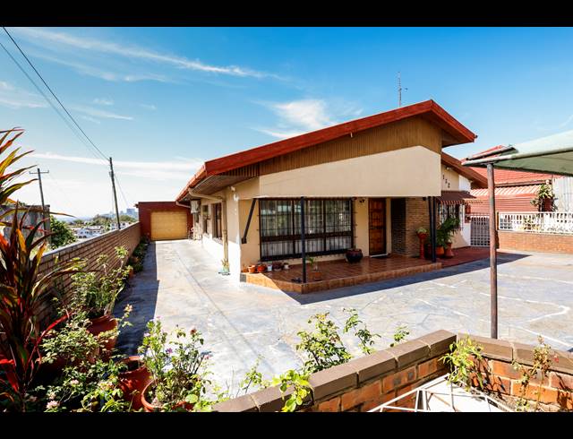 13 BEDROOM HOUSE FOR SALE IN CLARE ESTATE